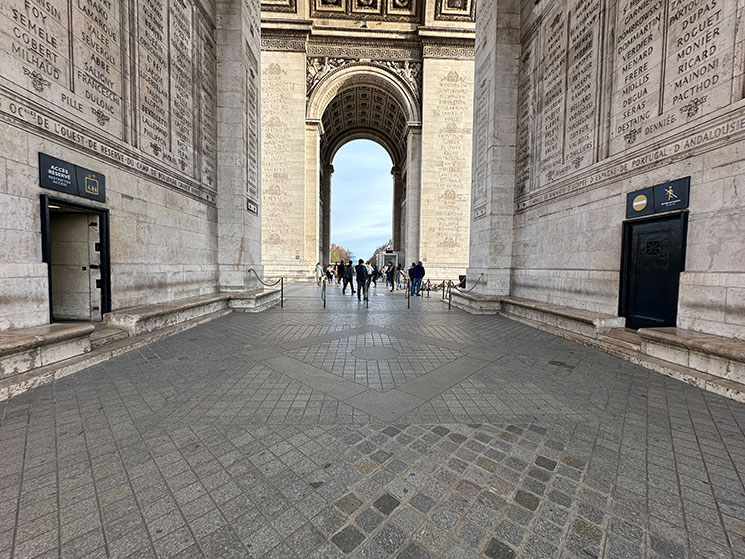 門のアーチの内側