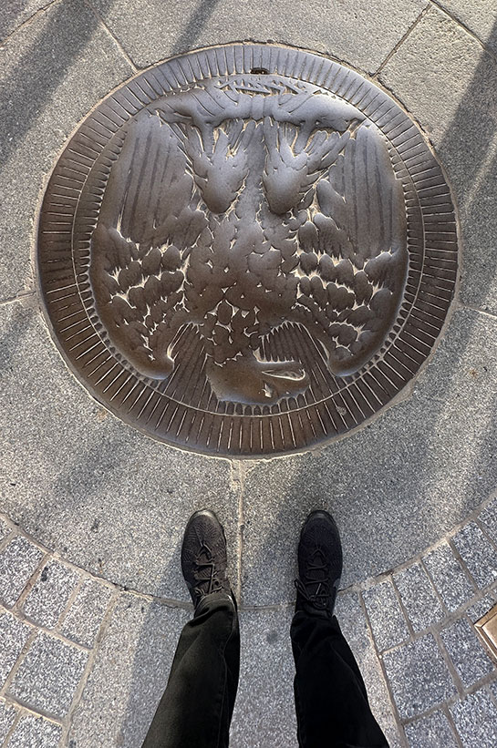 凱旋門の真下にある鷲のメダリオンと筆者の足元