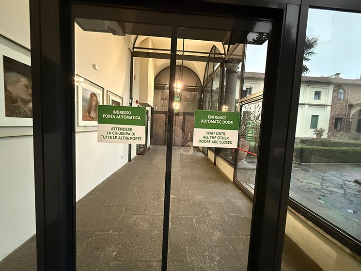 「最後の晩餐」見学開始までの待機通路の自動ドア