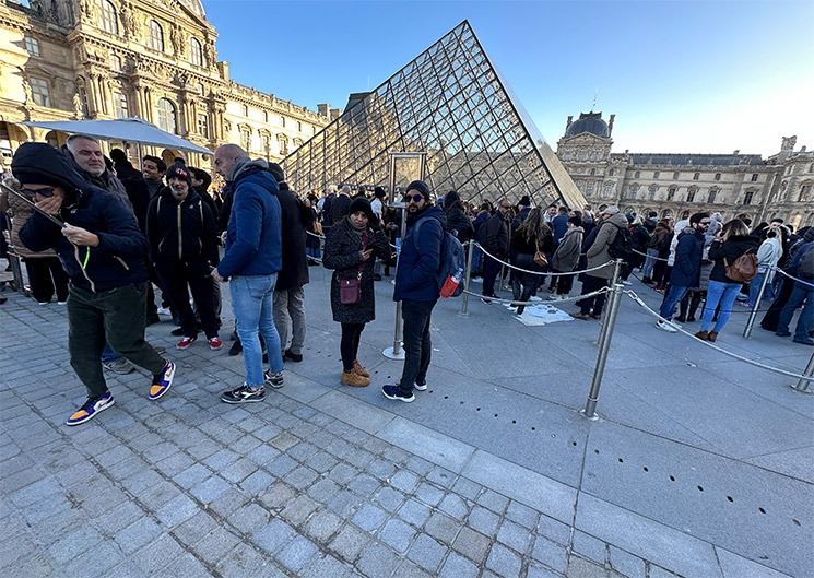 ルーブル美術館 ▼ ガラスのピラミッドの入場待ちの混雑風景(実際の訪問時の様子)