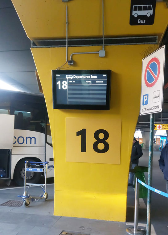 フィウミチーノ空港 テラビジョン社のシャトルバス乗り場18番