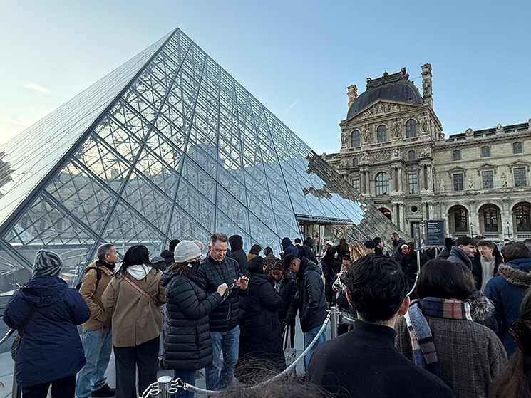 ルーブル美術館 ▼ ガラスのピラミッドの入場待ちの混雑風景（実際の訪問時の様子）