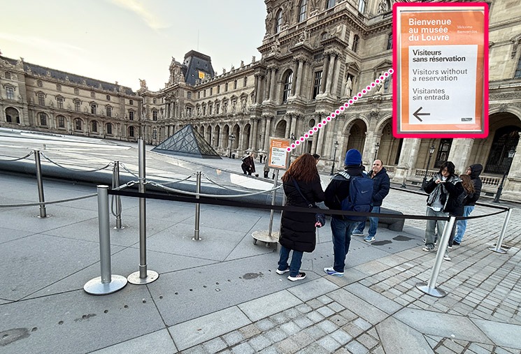 ルーブル美術館 ガラスのピラミッド前の当日券購入レーン（Visitors without a reservation）