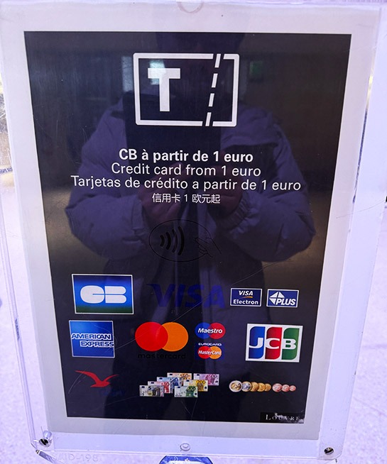 ルーブル美術館 チケット売り場の案内板