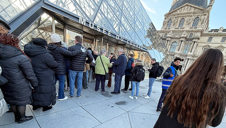 ルーブル美術館 ガラスピラミッドから館内に入場する様子（2026年2月）