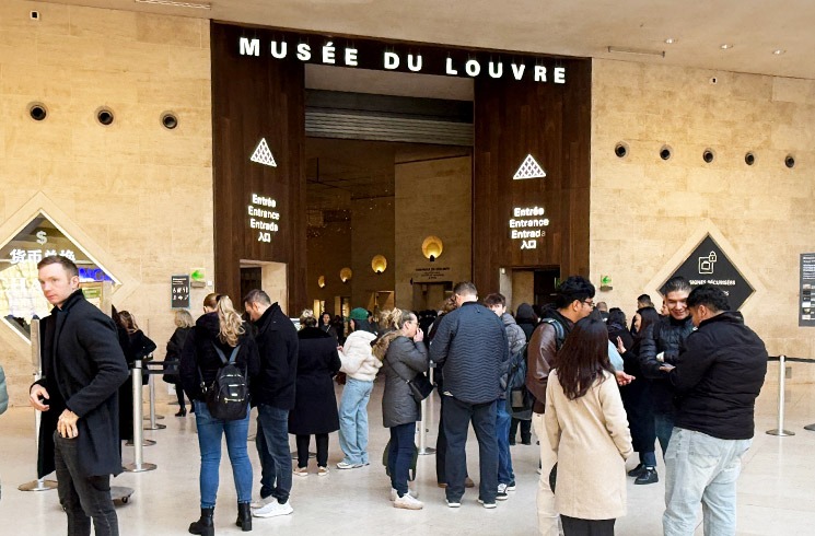 ルーブル美術館 カルーゼル・デュ・ルーブル入口前 入場レーンの様子（2026年2月撮影）