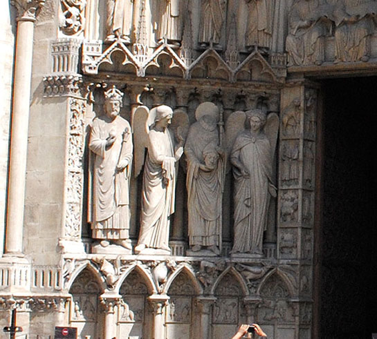 パリの守護聖人 聖ドニ（サン・ドニ）の彫刻