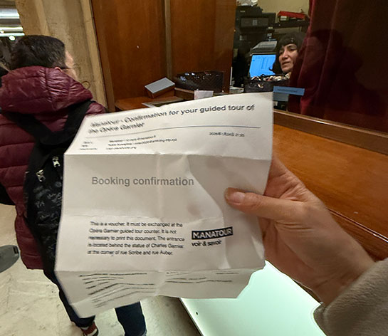 オペラ・ガルニエ ガイドツアーの受付窓口前にてプリントアウトした予約確認メールを提示