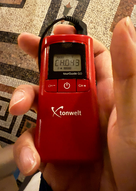 オーディオガイドツアー参加時に渡されるオーディオガイド本体