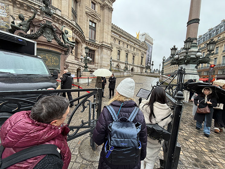 オペラ・ガルニエ 入場門で予約チケットを提示して入場する様子