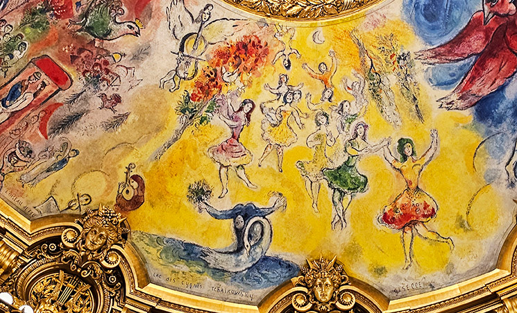 マルク・シャガールの天井画「夢の花束」の「白鳥の湖」