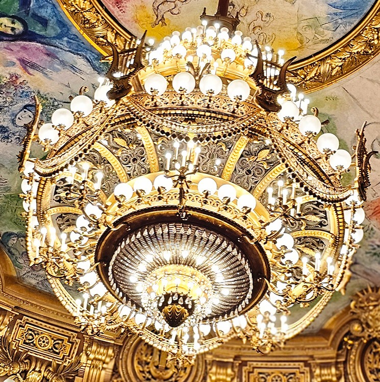 マルク・シャガールの天井画にかかるシャンデリア