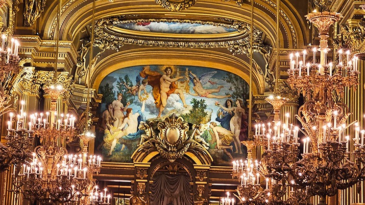 グラン・フォワイエのシャンデリアと装飾