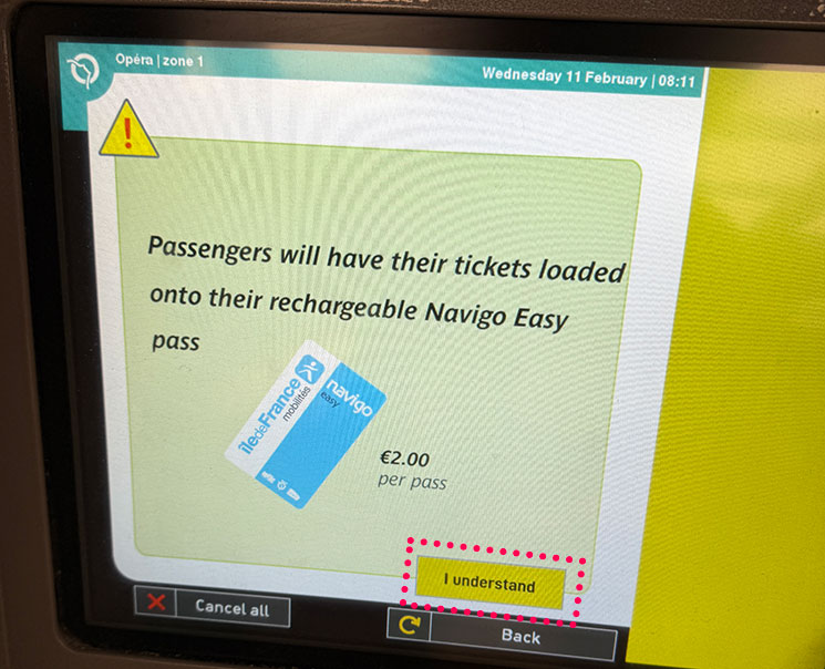 パリ地下鉄 タッチモニター式の自動券売機 - Navigo Easy発券時に表示される2ユーロの発券料に関する注意事項