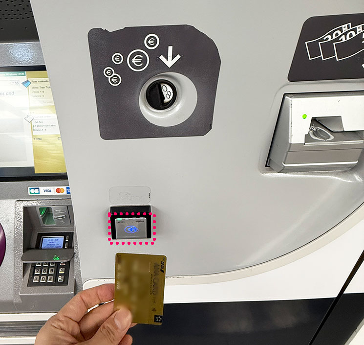 自動券売機 クレジットカードでタッチ決済を行う様子