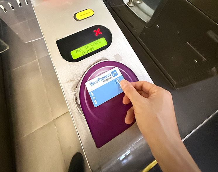 パリ 地下鉄 改札機で「Pas de titre chargé」と表示された例