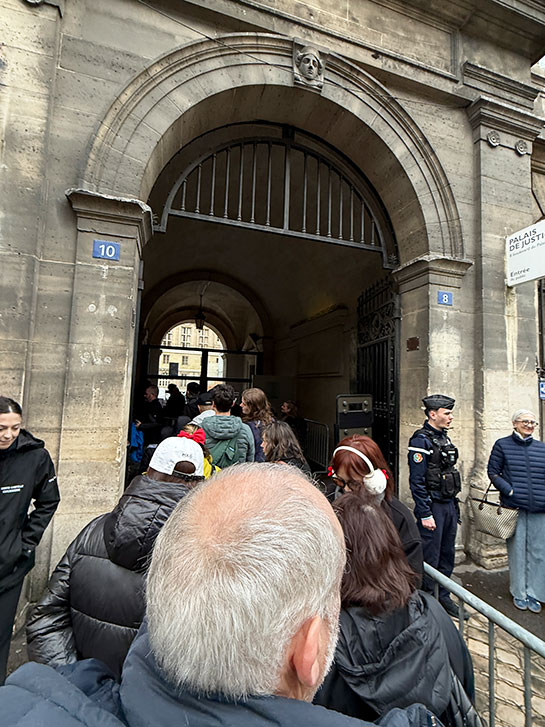 サント・シャペル 入場レーン先のセキュリティチェック前の様子