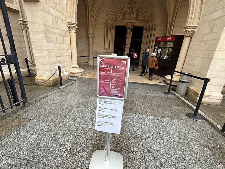 サント・シャペル教会前の入場レーン 右手が予約者用、左手が当日券購入者用