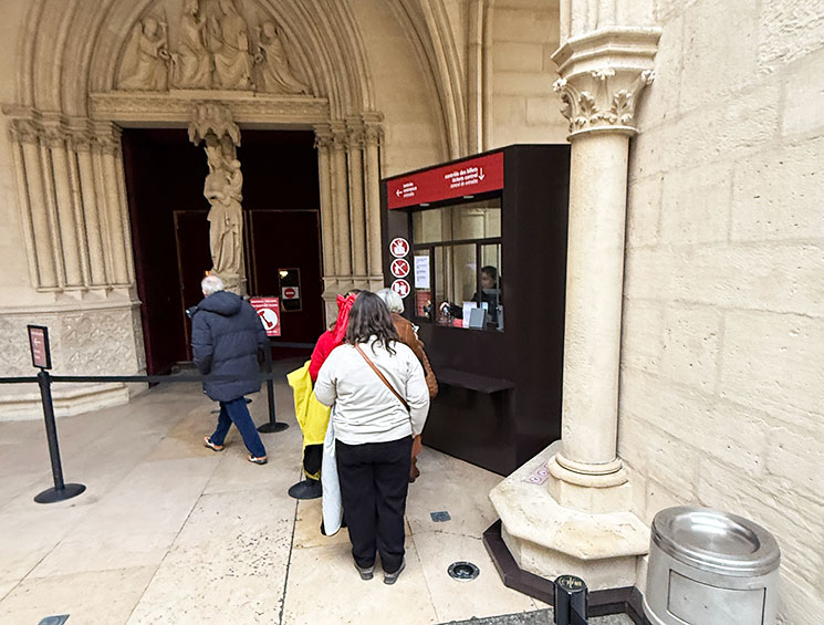 サント・シャペル教会 予約者レーンの奥にあるチケットコントロール(Tickets control)で予約書のQRコードをスキャン