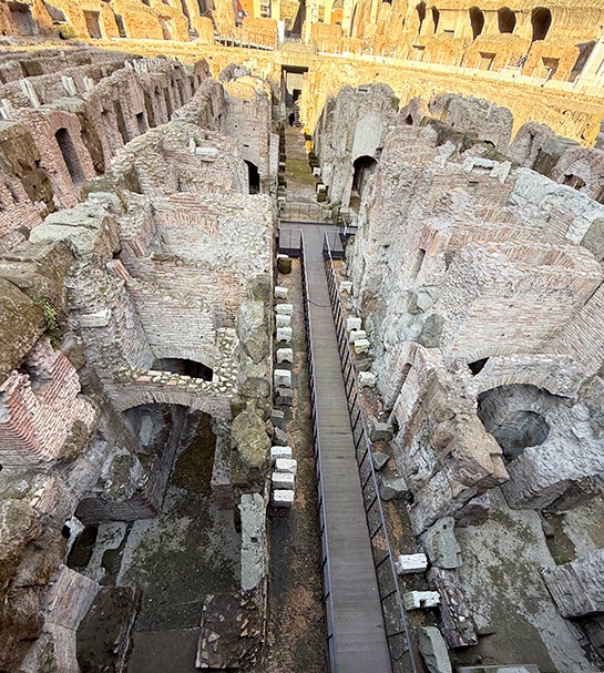コロッセオ 地下エリアの通路（木製デッキ）