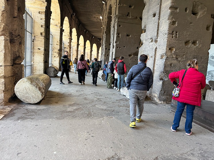 コロッセオ 地上階（1階）の外周通路と転がる古代の石柱