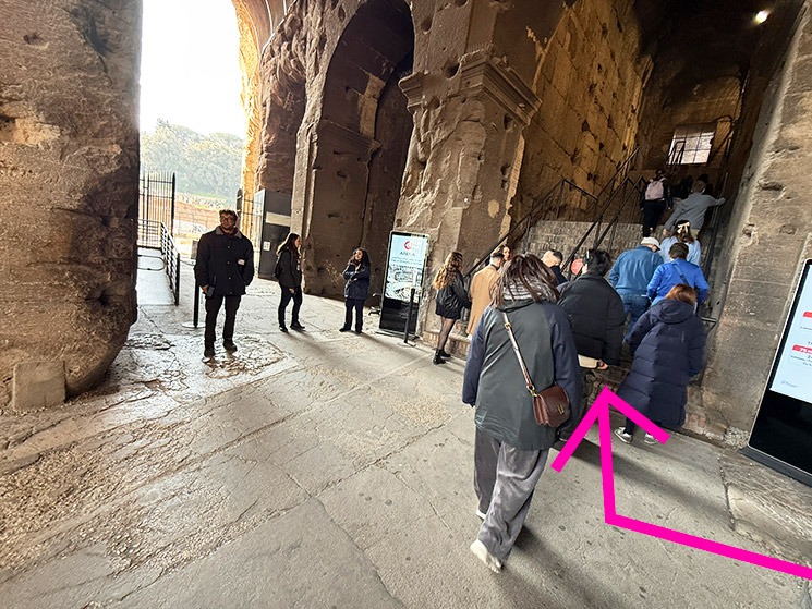 コロッセオ 2階へ上がる階段とアリーナ（舞台）への特別連絡口