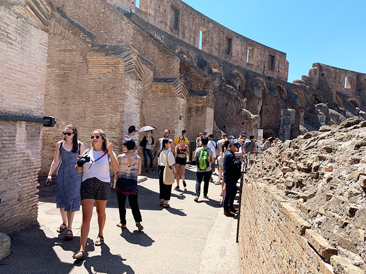 コロッセオ 2階（上層階）の内周通路と見学者の様子