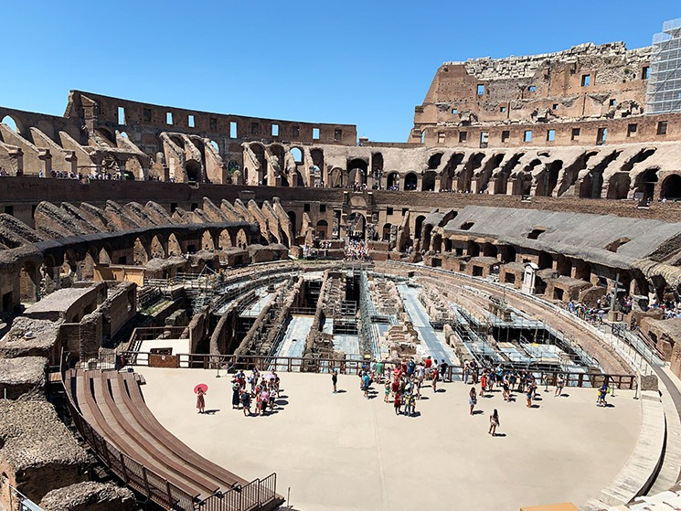 コロッセオ 2階（上層階）の内周通路と見学者の様子
