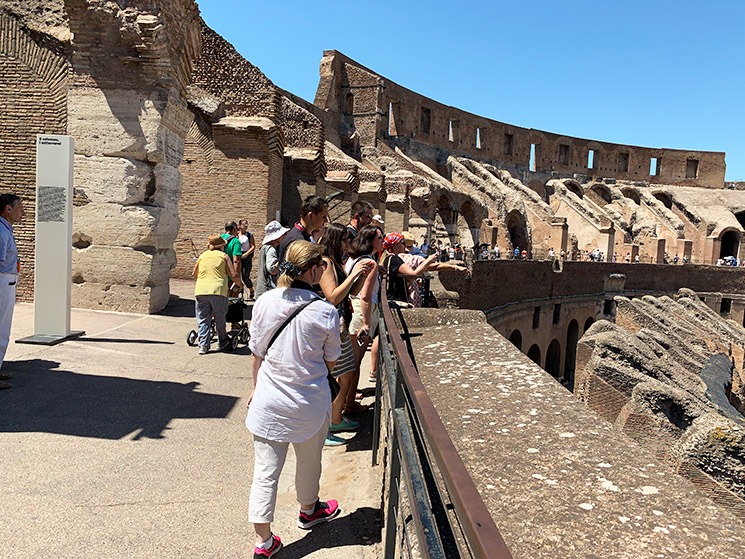 コロッセオ 2階（上層階）の内周通路と見学者の様子