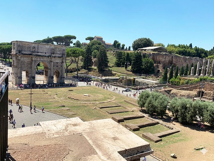 コロッセオ 2階（上層階）の外周通路から見たコンスタンティヌスの凱旋門