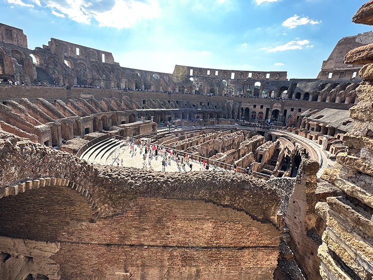 コロッセオ 2階（上層階）の内周通路と見学者の様子