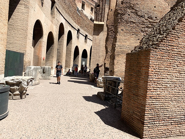 コロッセオ 1階 出口方面の通路