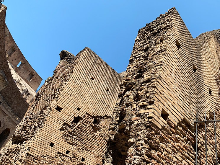 コロッセオ 1階 煉瓦の壁