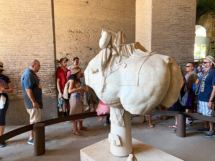 コロッセオ 1階の展示彫刻