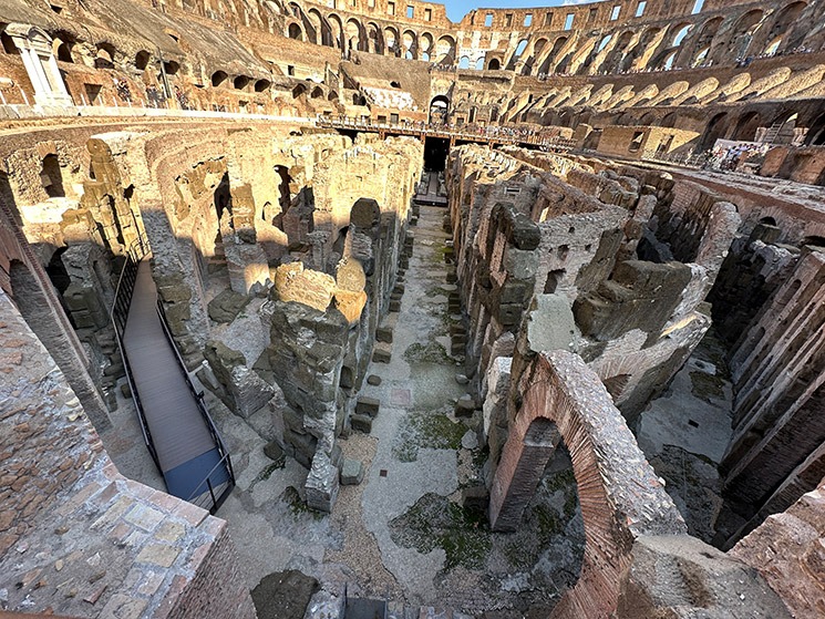 コロッセオ 1階から見た地下通路の遺構