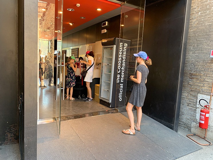 コロッセオ 1階 出口周辺にあるブックショップ