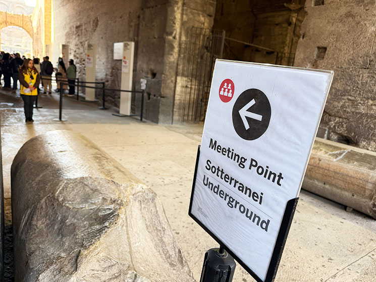 地下見学（Underground）の「Meeting Point」への案内板