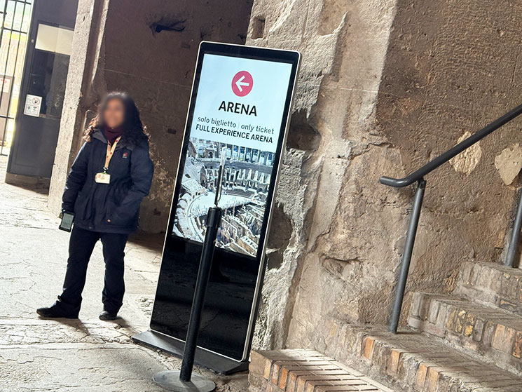 コロッセオ 外周通路 アリーナの案内板とスタッフ