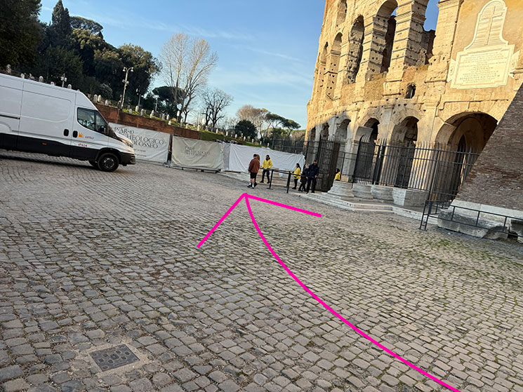 コロッセオ周辺 - アリーナの入口への案内