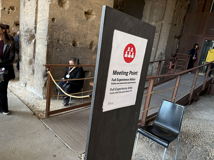 コロッセオ地上階（Level 1）の外周通路 「Meeting Point Full Experience Attic」の案内板