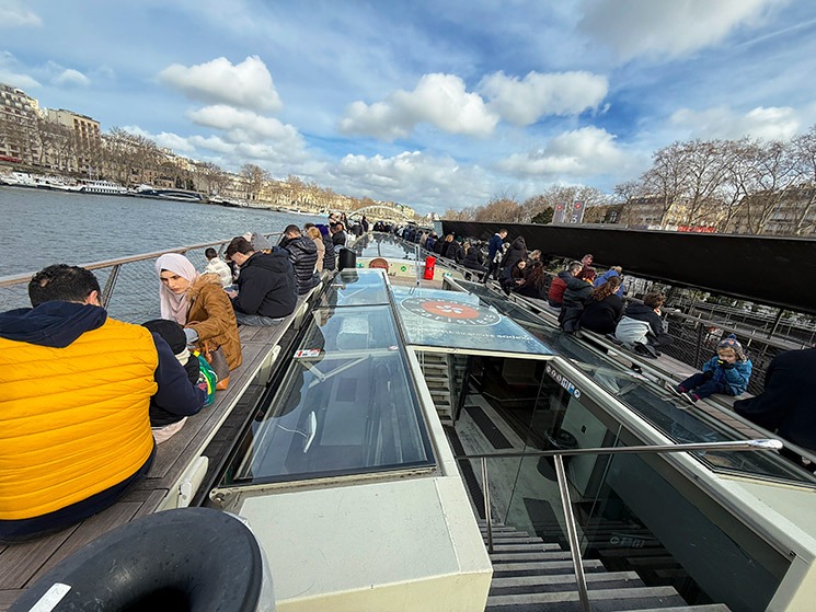 「バトー・パリジャン」のクルーズ船上 2階テラス席の風景