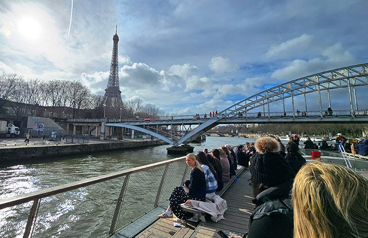 「バトー・パリジャン」のクルーズ船 2階テラス席から見えるエッフェル塔とセーヌ川の景観