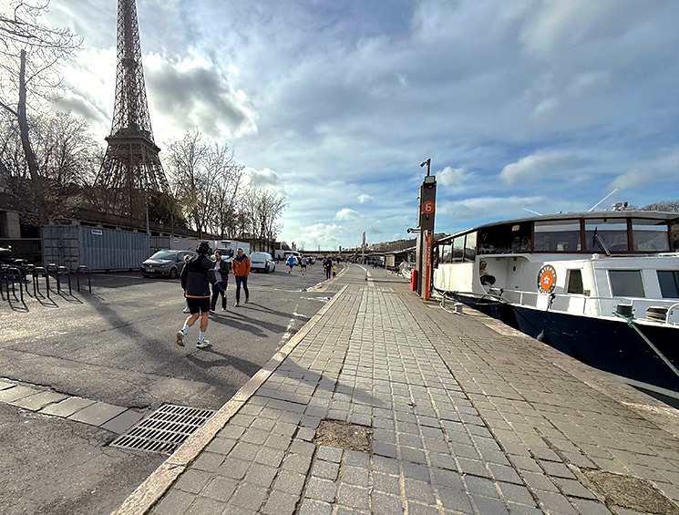 エッフェル塔をバックにしたバトー・パリジャンの船着場（乗降場所）の風景