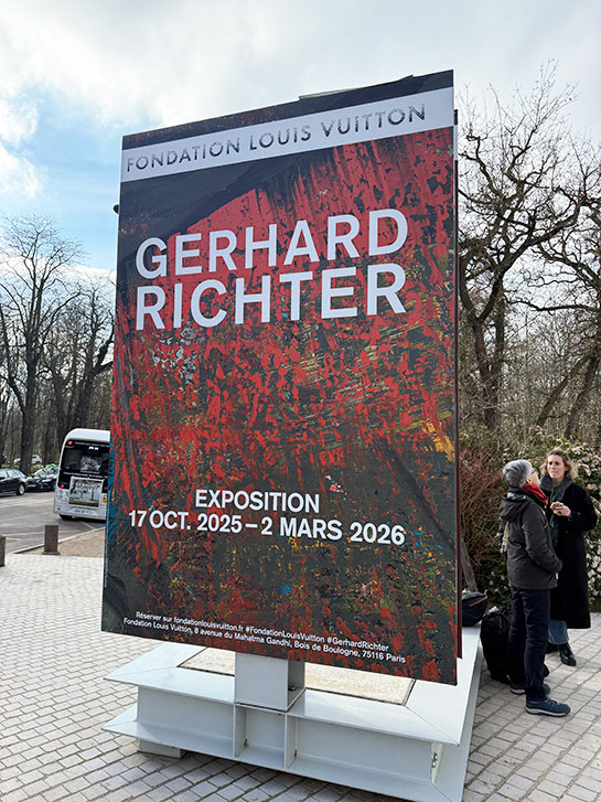 フォンダシオン・ルイヴィトン 入口前 企画展案内板の「GERHARD RICHTER」