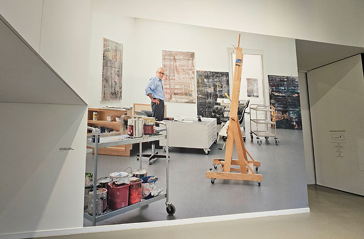 フォンダシオン・ルイヴィトン 地下1階 ギャラリー入口のゲルハルト・リヒター展示パネル