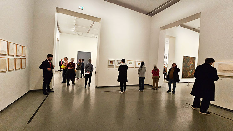 フォンダシオン・ルイヴィトン 地下1階 複数の展示室が並ぶギャラリーの様子