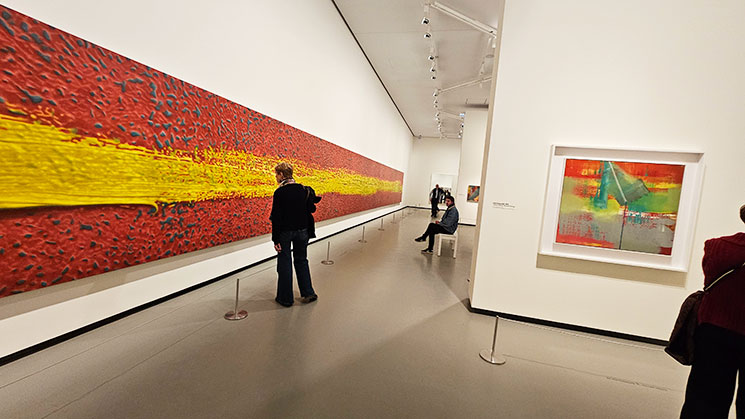 フォンダシオン・ルイヴィトン 地上階(0階)の展示ギャラリーの様子