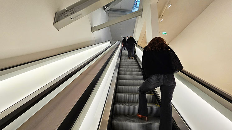 フォンダシオン・ルイヴィトン 地上階から上階へ移動する様子