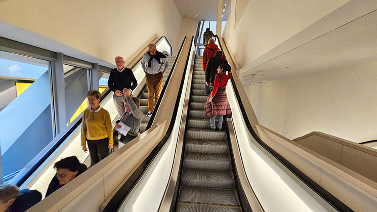 フォンダシオン・ルイヴィトン 地下1階からエレベーターで地上階へ移動する様子