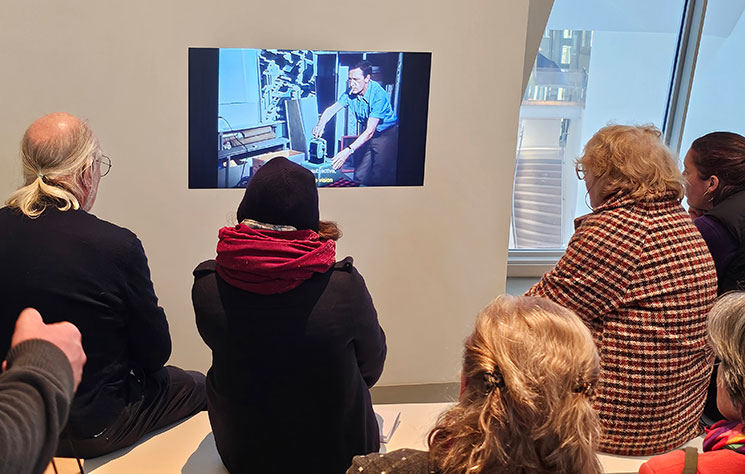 フォンダシオン・ルイヴィトン リヒター制作風景の映像展示を鑑賞する来館者